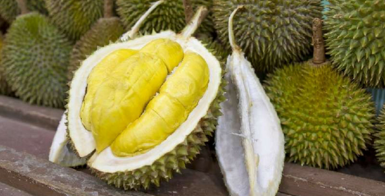 Bila Makan Durian Je, Bau Lekat Kat Tangan? Sebenarnya Tak Perlu Sabun Pun, Guna Cara Ni!