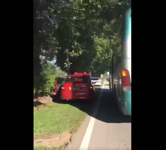 [VIDEO] - Berderet Kereta Tersadai Tepi Jalan Lepas Isi 