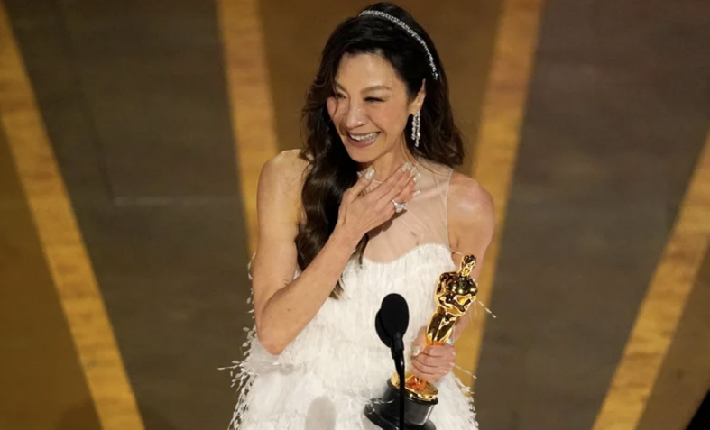 Michelle Yeoh menjadi wanita Malaysia pertama yang memenangi Anugerah Oscar